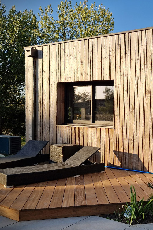 realisation d une terrasse en bois avec claustras hestia agencement